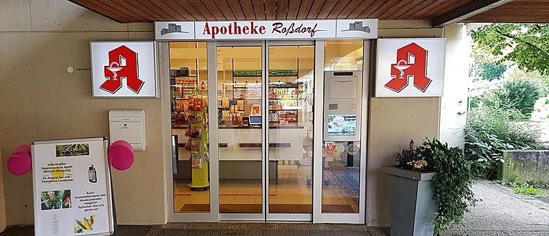 Eingang der Apotheke Roßdorf im Ladenzentrum