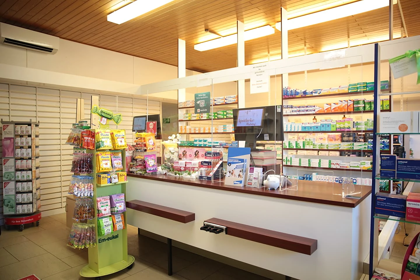 Verkaufsraum der Apotheke Roßdorf mit Hautpflege-Sortiment
